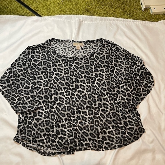 MICHAEL Michael Kors Tops - Michael Kors size large black and gray leopard print three quarter t-shirt.